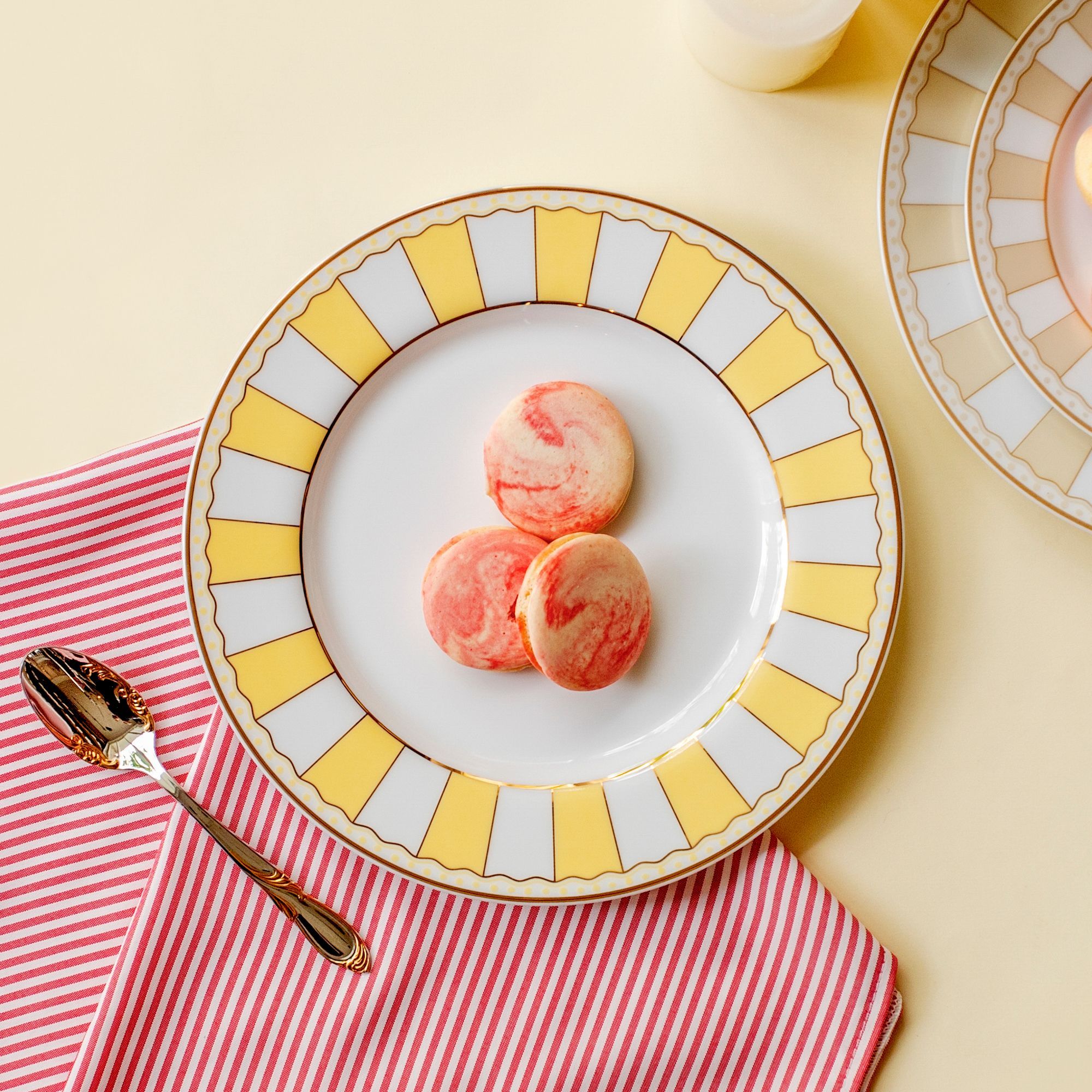 Bộ 02 đĩa tròn cỡ vừa 21cm (vàng pastel) sứ trắng | Noritake CRNIVL Yellow M-250L - Q002M