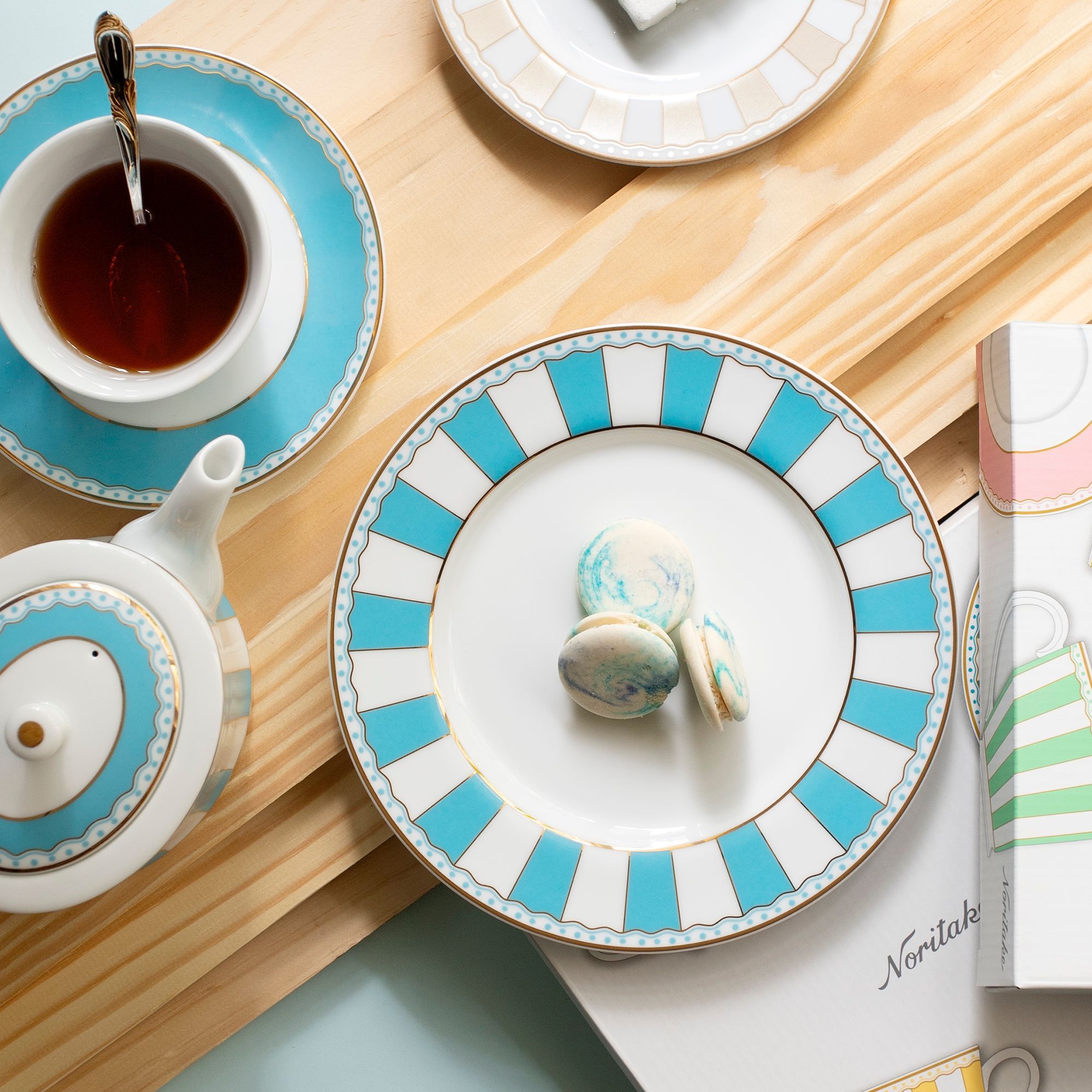 Bộ 02 đĩa tròn cỡ vừa 21cm (xanh dương pastel) sứ trắng | Noritake CRNIVL Light Blue M-253L - Q002M