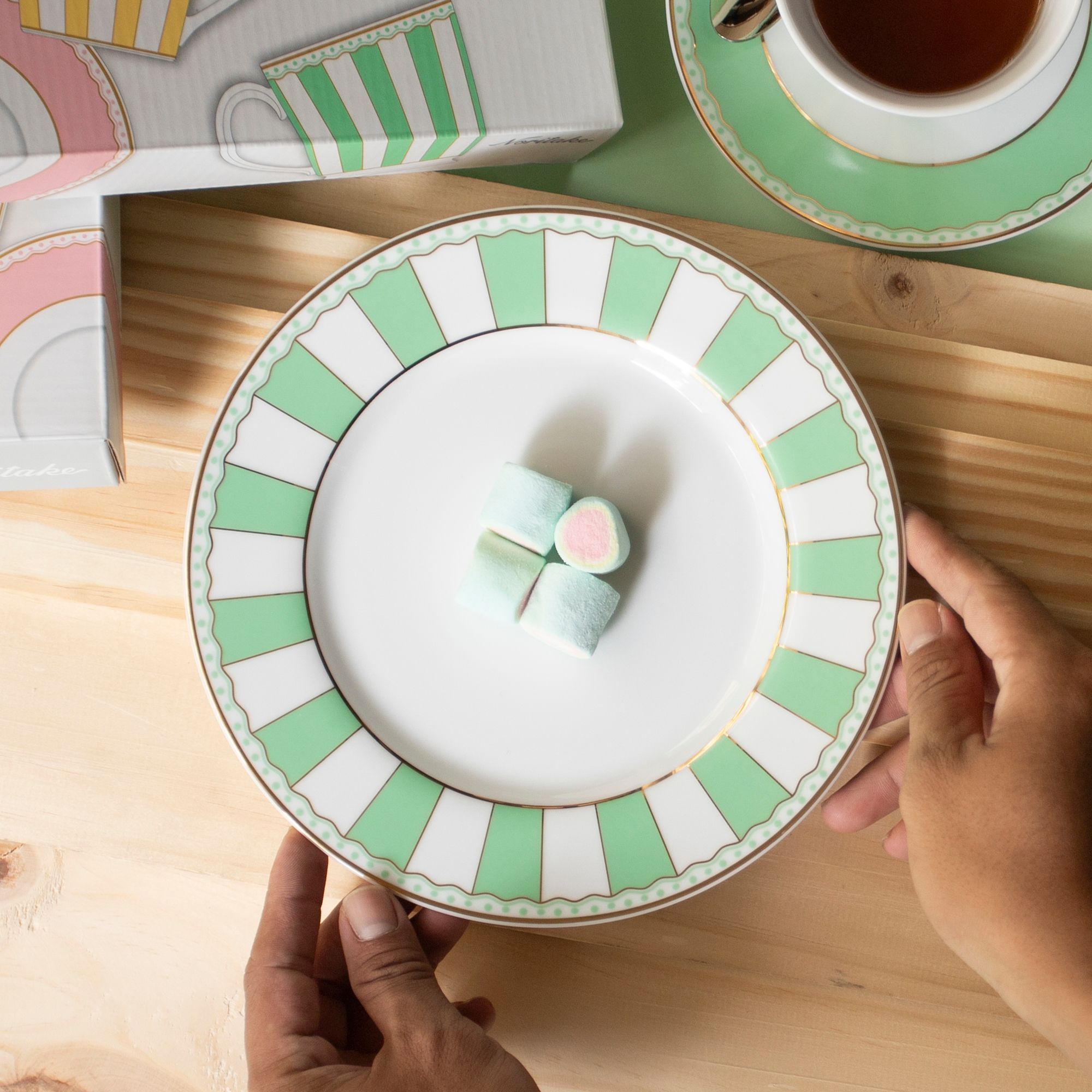 Bộ 02 đĩa tròn cỡ vừa 21cm (xanh lá pastel) sứ trắng | Noritake CRNIVL Apple Green M-252L - Q002M