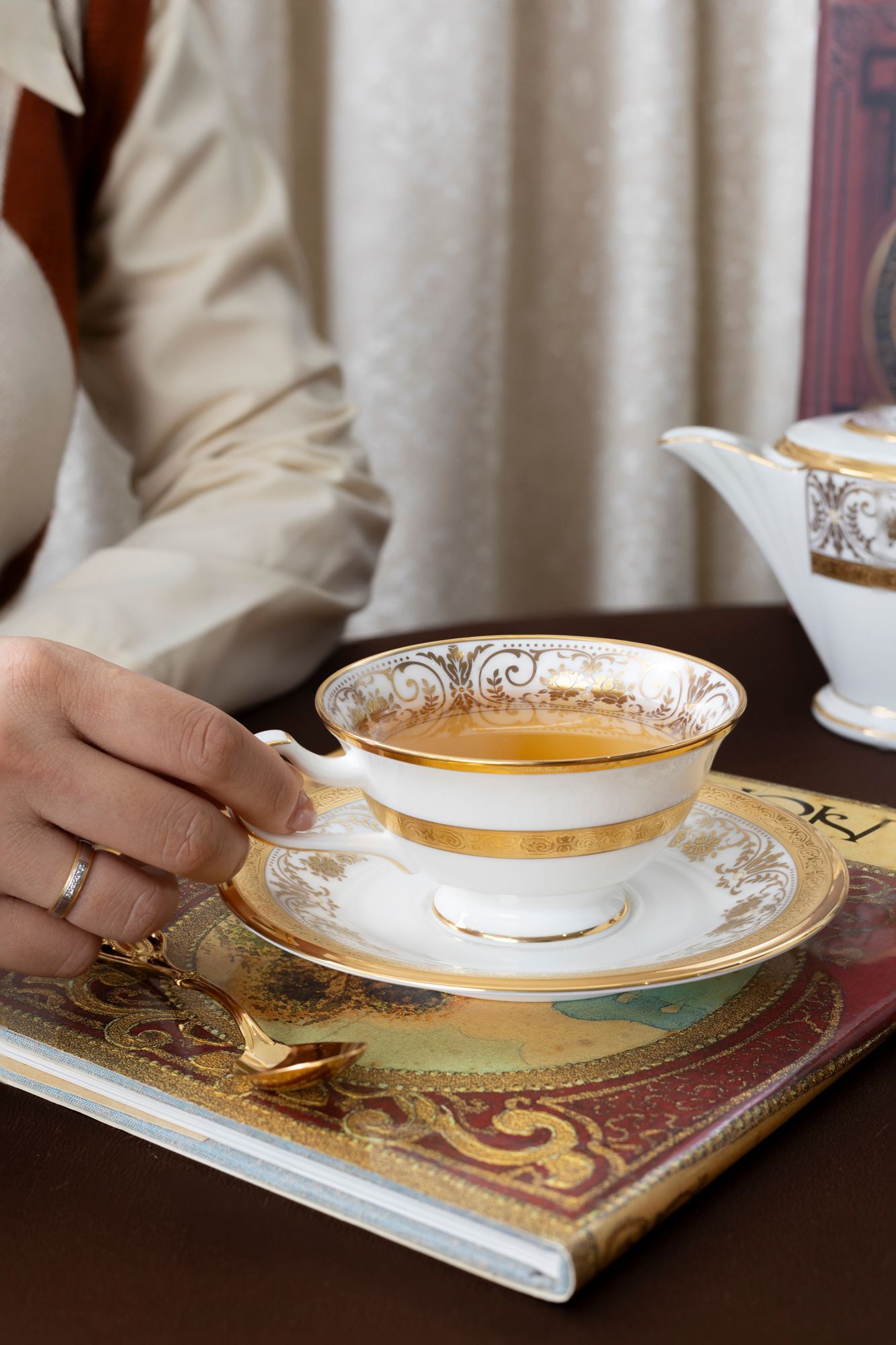 Bộ ấm chén trà (ấm 1.440ml, chén loe 220ml) 13 món sứ xương Nhật Bản | Noritake Georgian Palace 4858J - T014L