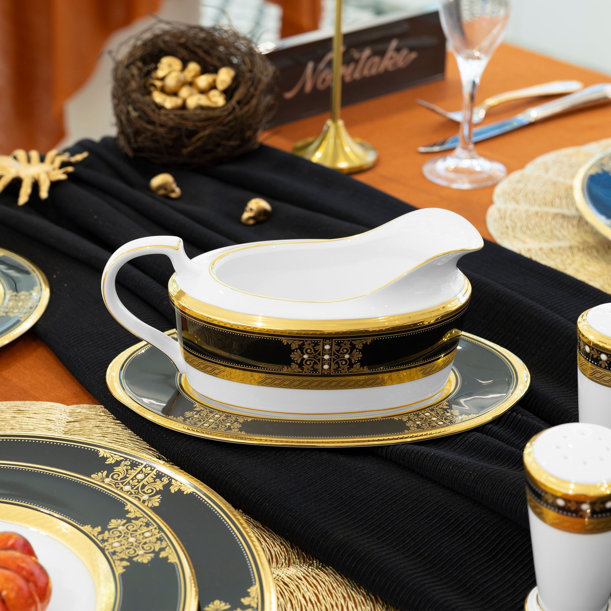 Bình (hũ) đựng nước xốt dung tích 580ml kèm đĩa lót sứ xương Nhật Bản | Noritake Evening Majesty 4818J - 59541