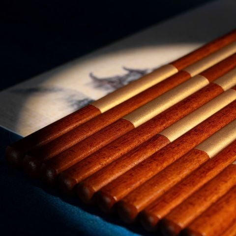  Đũa gỗ Nhật Caro vàng (01 đôi) sơn mài màu nâu | Hyozaemon Chopstick 1115 - K-359 
