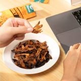  NẤM SẤY MỀM ICHOOSE MUSKEE MUSKY VỊ SRIRACHA TỎI RANG 45G 