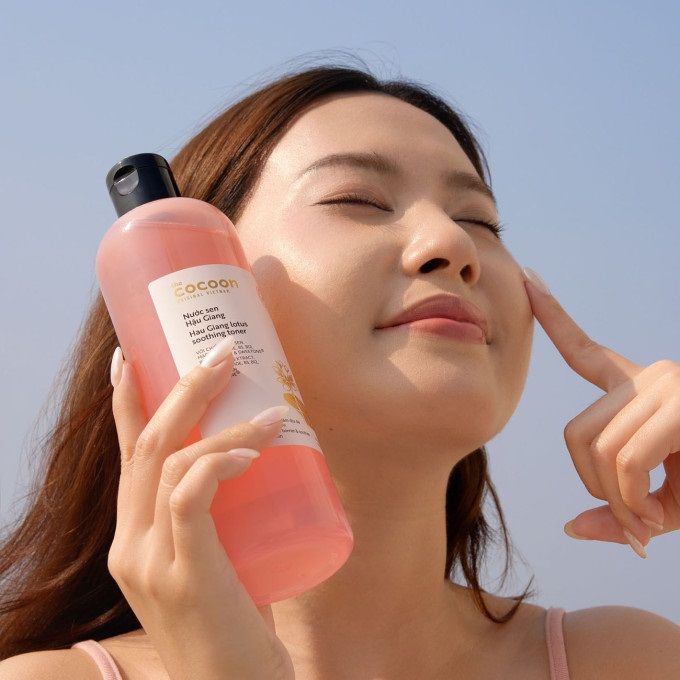 Nước Hoa Hồng Cocoon Sen Hậu Giang - 310ml