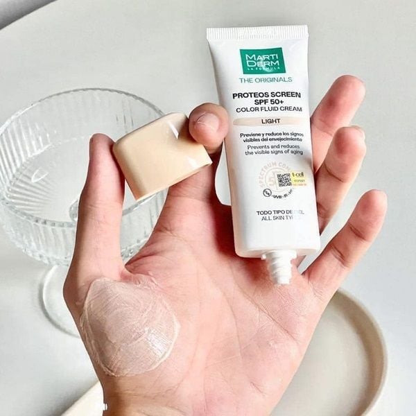 Kem chống nắng Proteos Screen SPF 50 Color Fluid Cream Light 40ml
