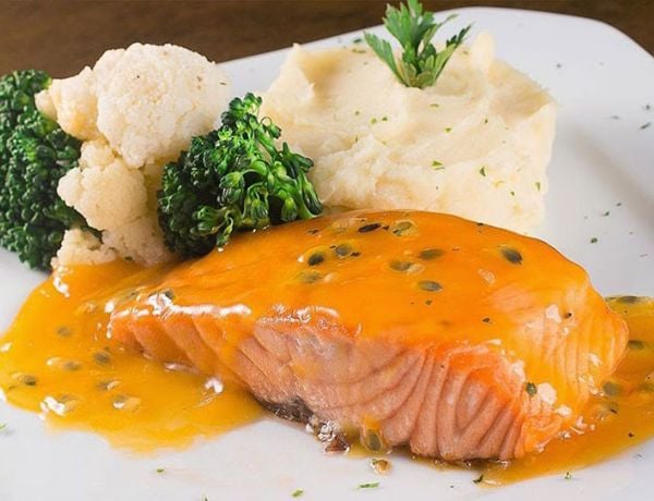 Cá hồi hấp sốt chanh dây