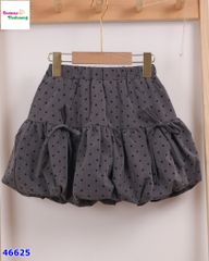 Chân váy xám chấm bi