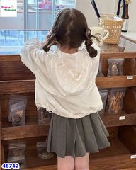 Aó khoác WinWin kem đính nơ