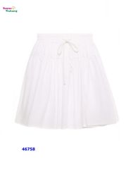 Chân váy trắng xếp ly