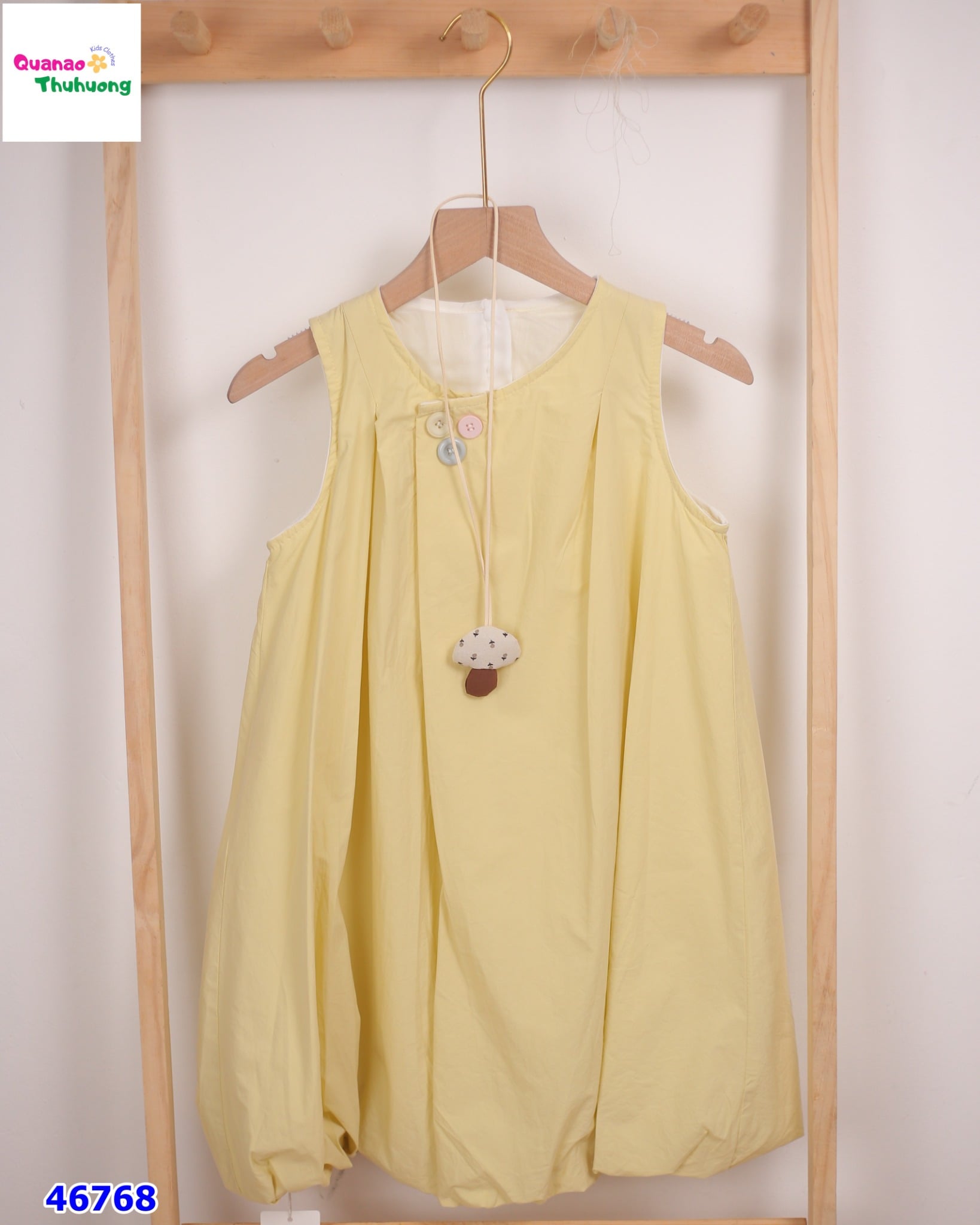 Đầm bí vàng thêu nút