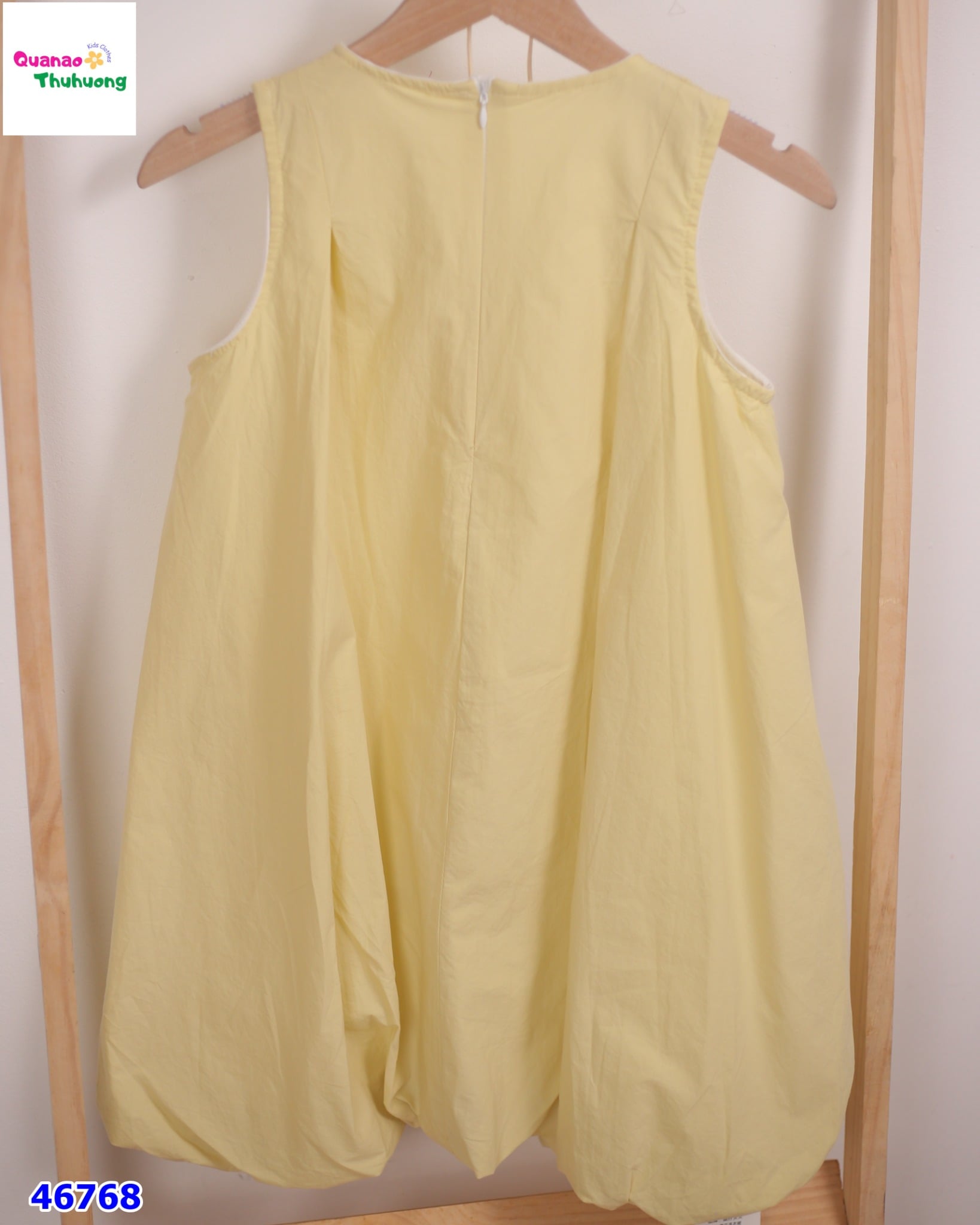 Đầm bí vàng thêu nút