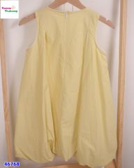 Đầm bí vàng thêu nút