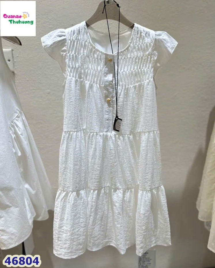 Đầm suông trắng nút vàng