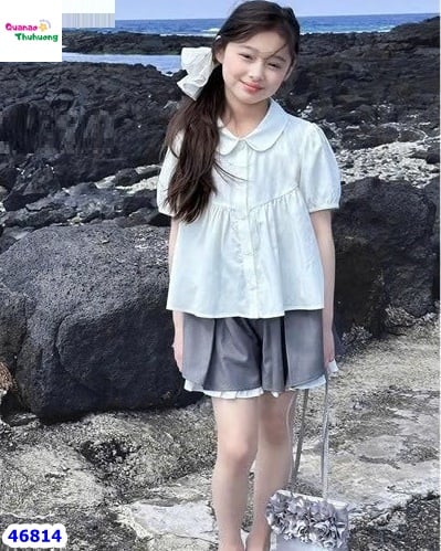 Set Cho-Hee áo sơmi trắng, quần xám