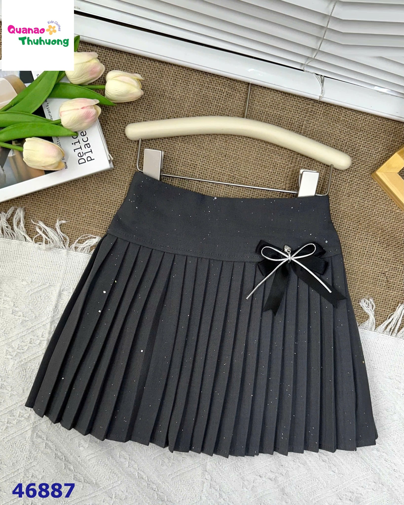 Chân váy xếp ly xám đính nơ