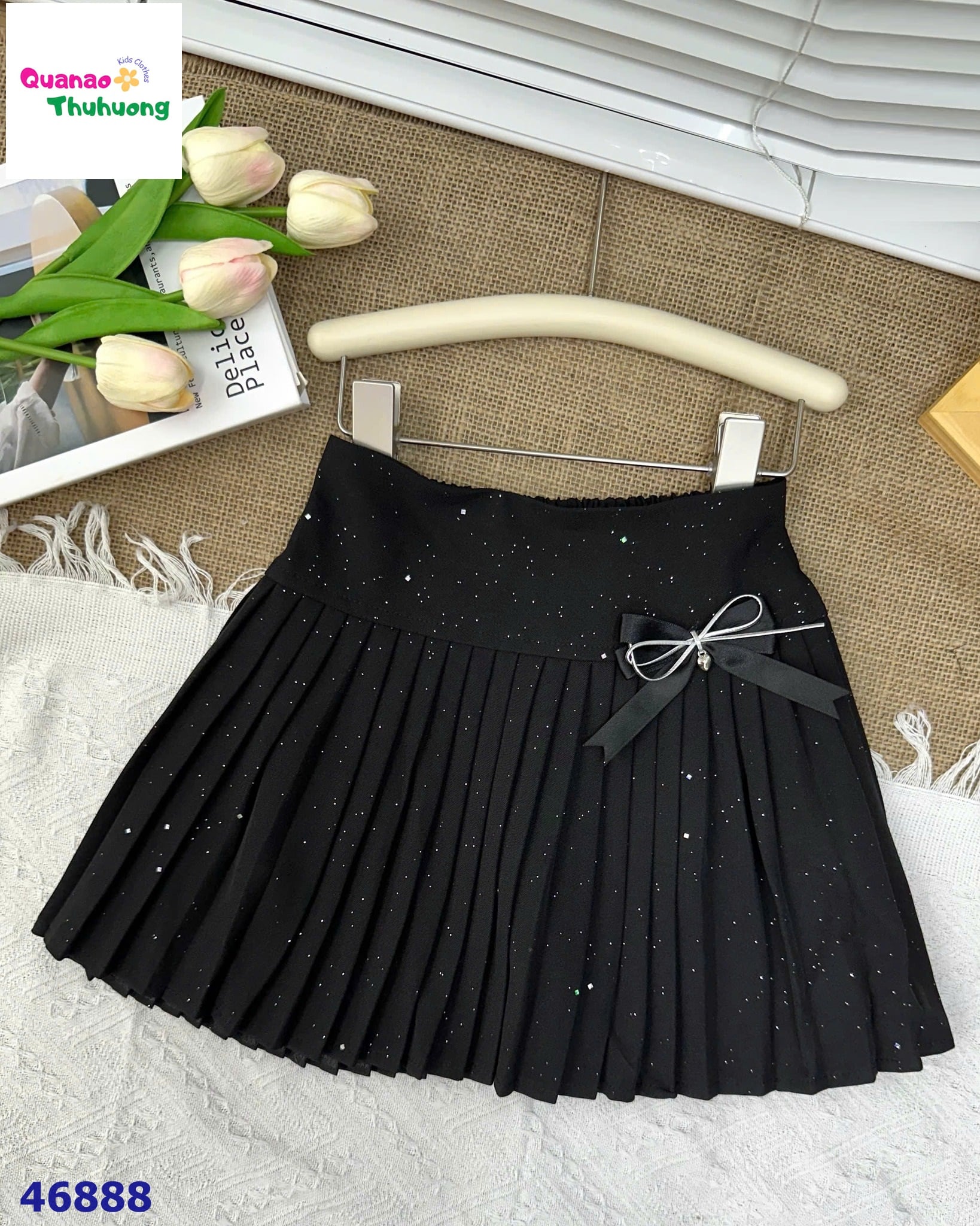 Chân váy xếp ly đen đính nơ