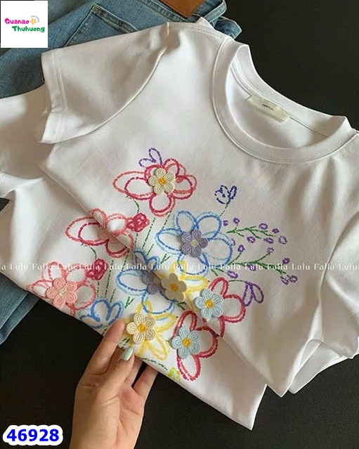 Áo trắng hoa nhiều màu