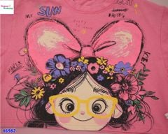 Áo croptop hồng cô gái