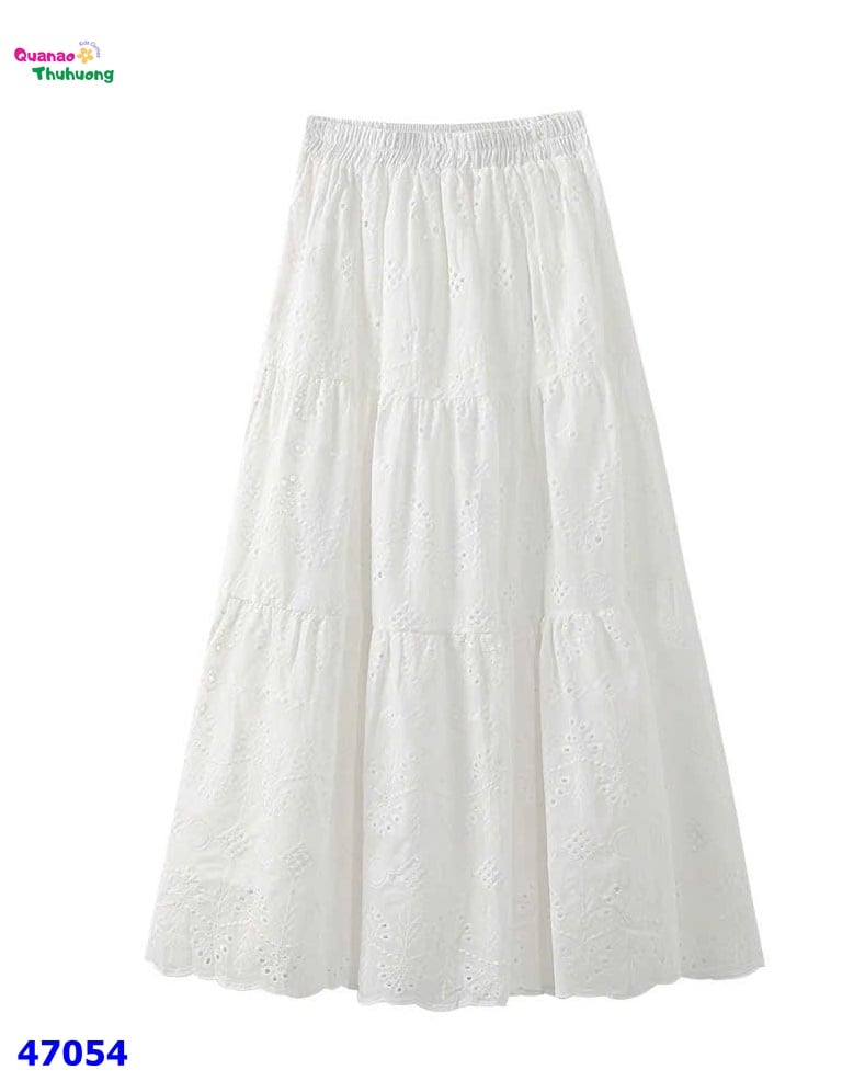 Chân váy trắng dài nhiều lỗ hoa