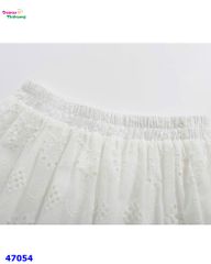 Chân váy trắng dài nhiều lỗ hoa