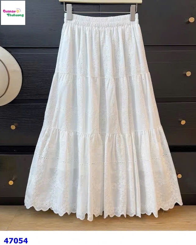 Chân váy trắng dài nhiều lỗ hoa