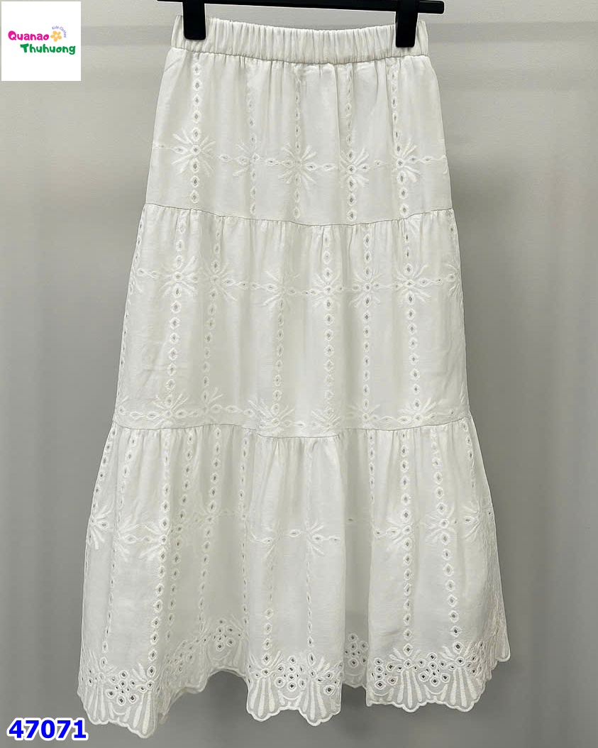 Chân váy dài trắng nhiều lỗ hoa