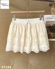Chân váy kem dập hoa to