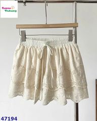 Chân váy kem dập hoa to