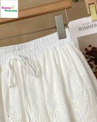 Chân váy trắng dập hoa to