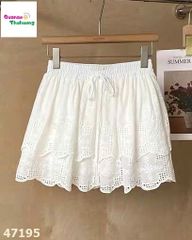 Chân váy trắng dập hoa to