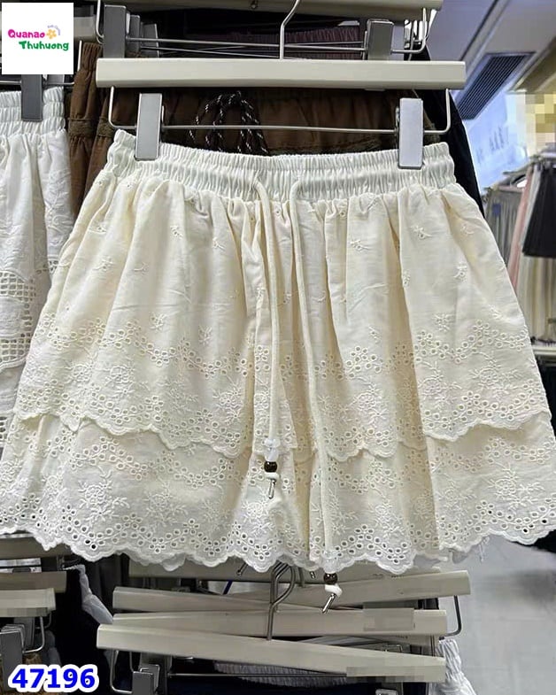 Chân váy kem hoa hạt đá