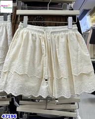 Chân váy kem hoa hạt đá