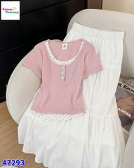 Áo thun hồng phối cổ hoa