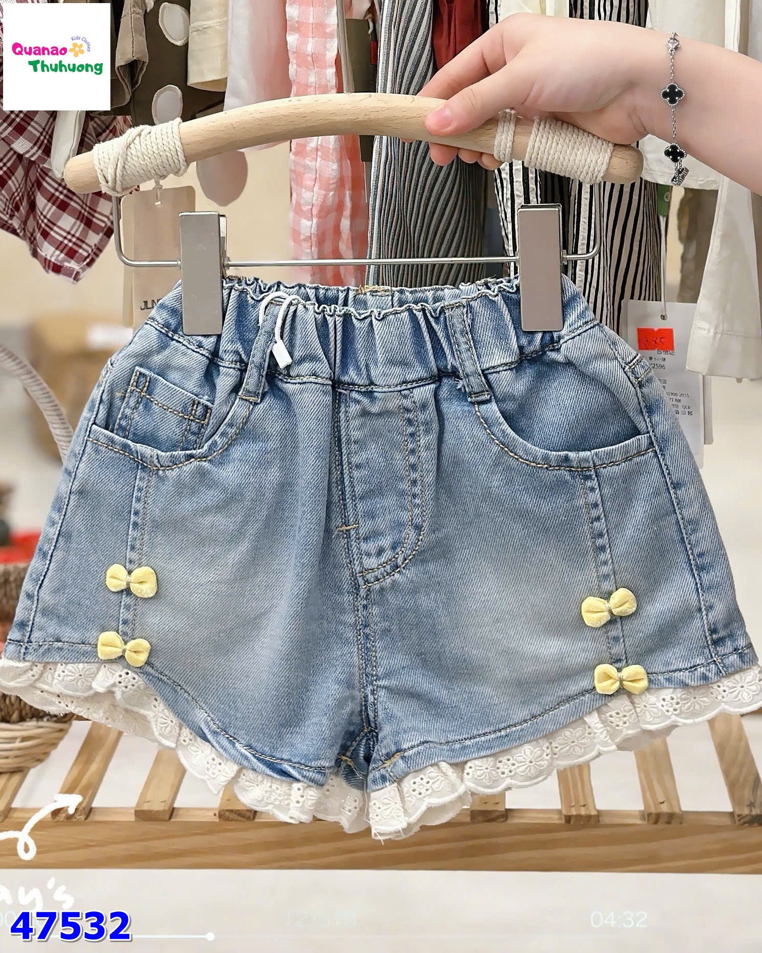 Quần short jean xanh nơ vàng