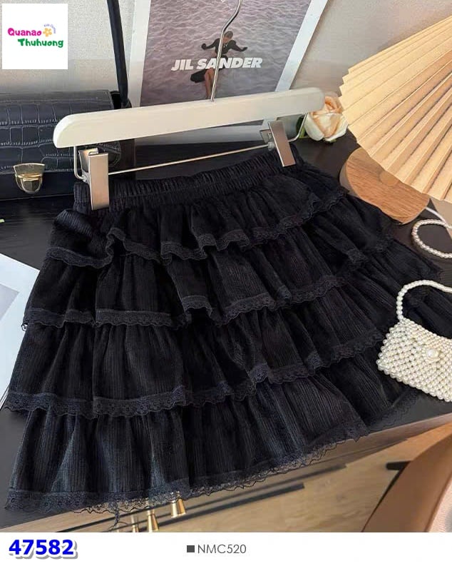 Chân váy đen nhung tầng