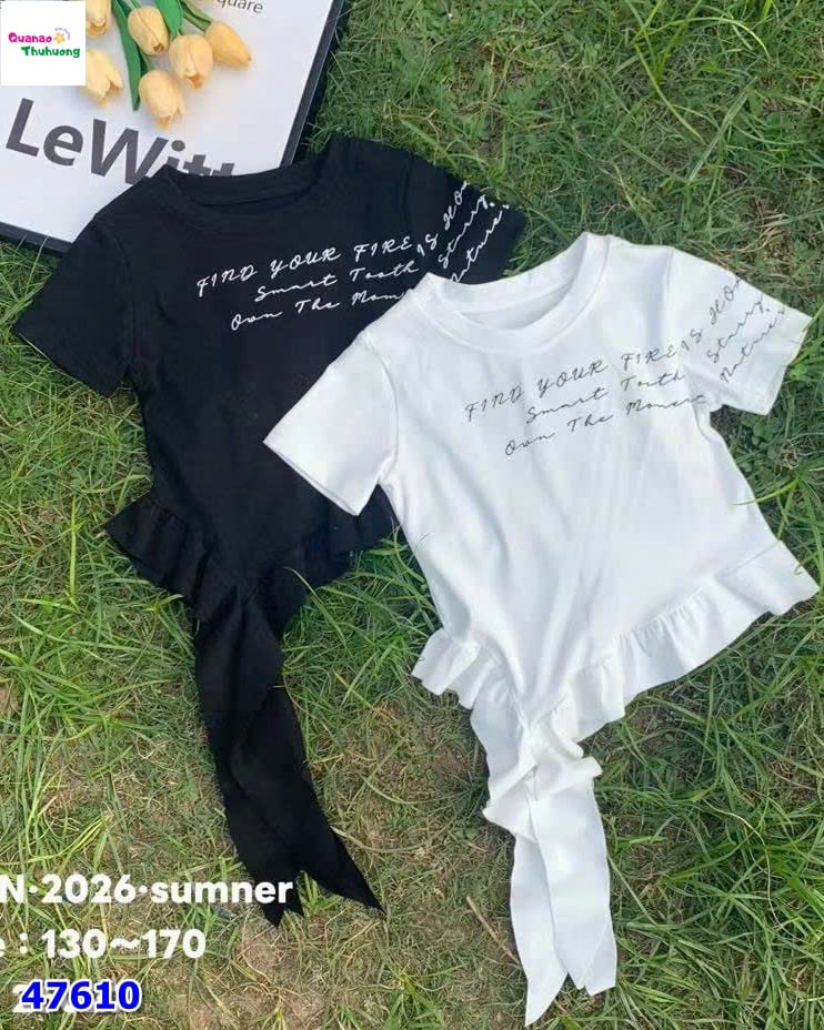 Áo đen in chữ tua rua