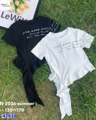 Áo đen in chữ tua rua