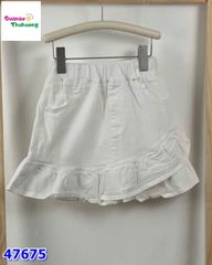 Chân váy trắng bèo lệch