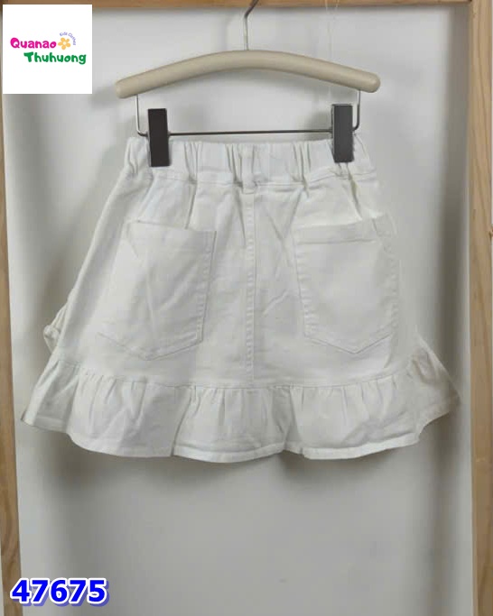 Chân váy trắng bèo lệch