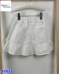 Chân váy trắng bèo lệch