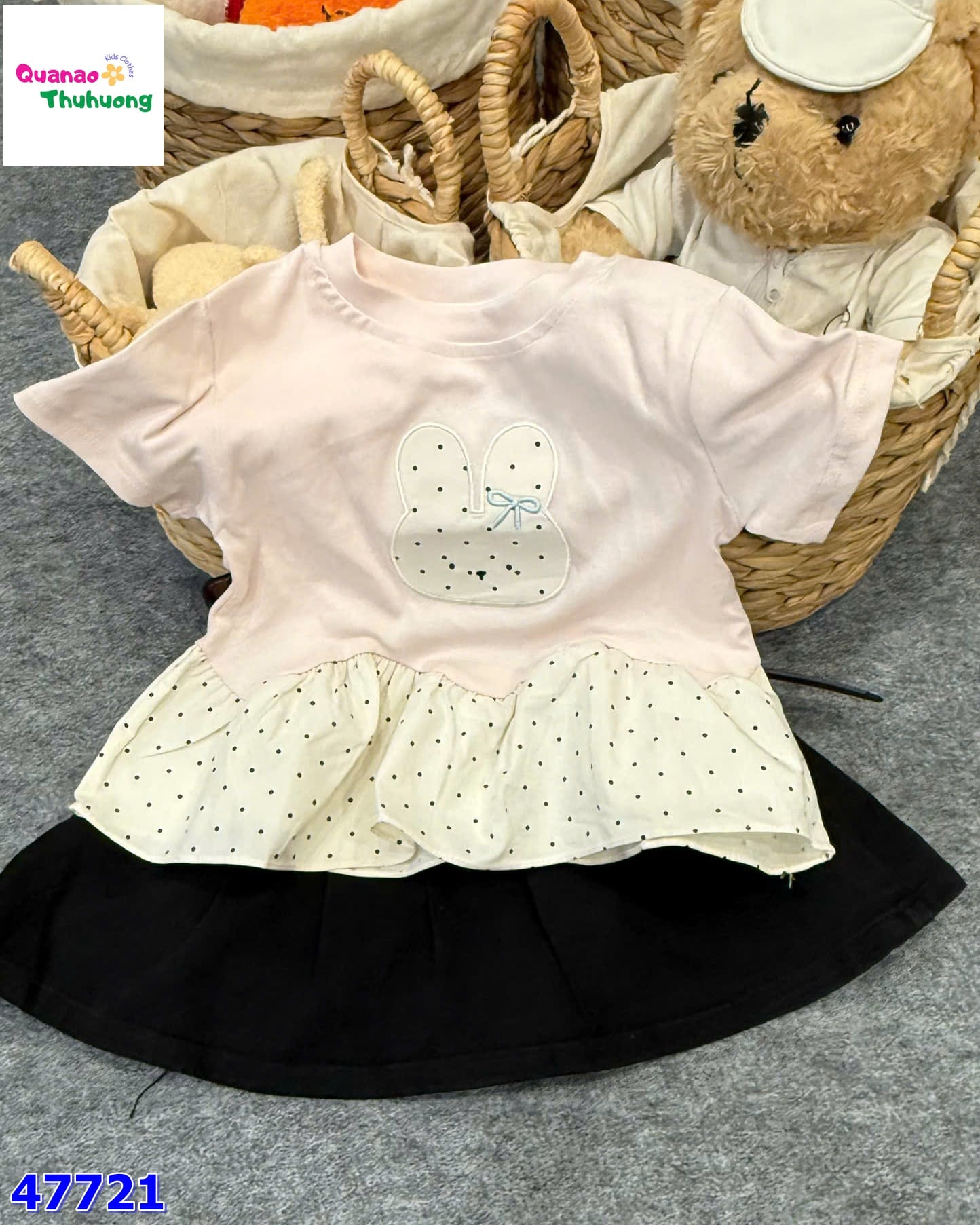 Áo hồng thỏ chấm bi