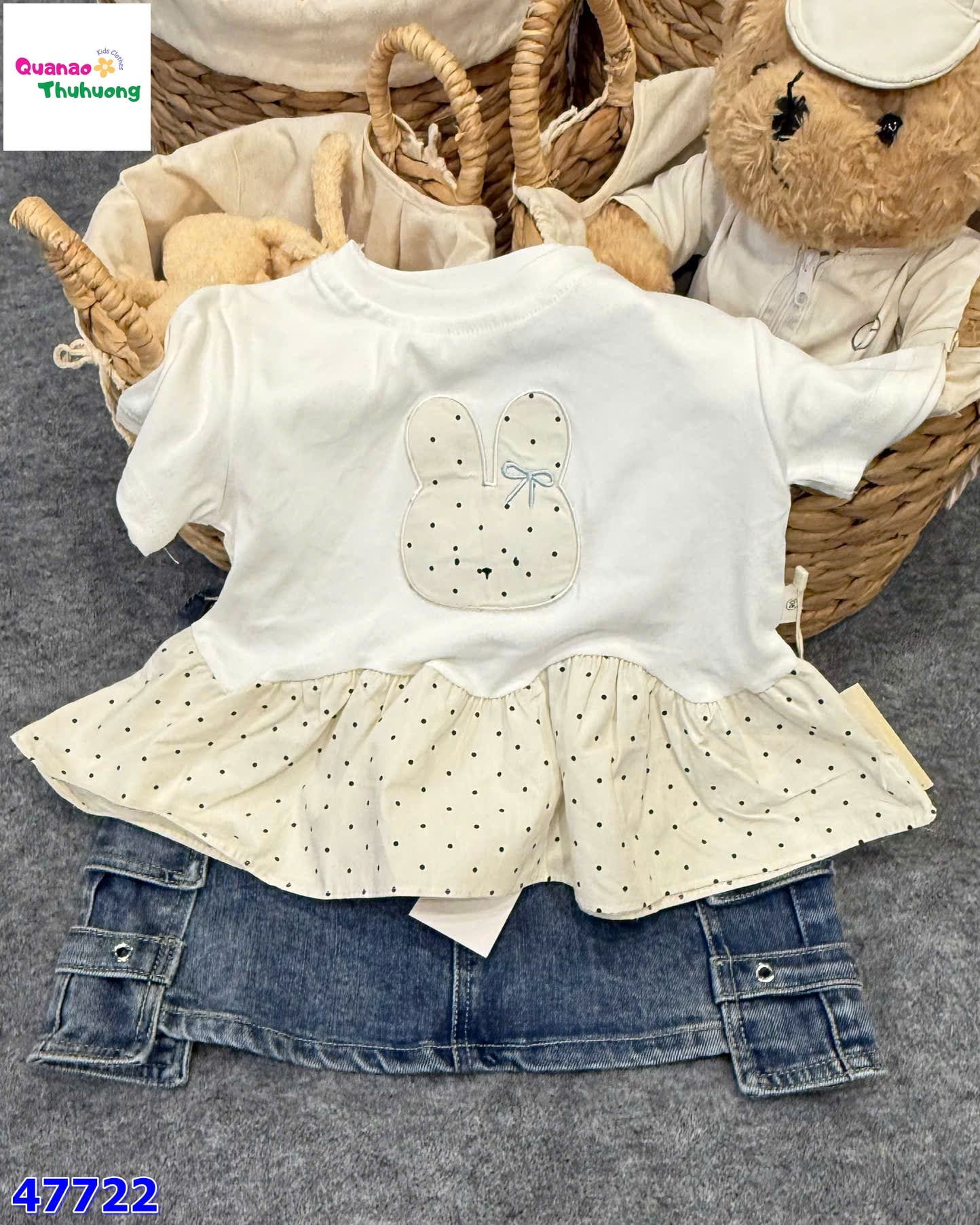 Áo thỏ trắng chấm bi