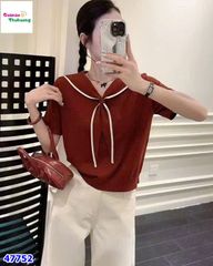 Áo thun đỏ khăn quàng