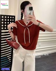 Áo thun đỏ khăn quàng