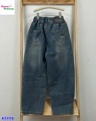 Quần jean xanh đậm túi chữ R