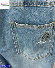 Quần jean xanh nhạt túi chữ R