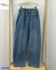 Quần jean xanh nhạt túi chữ R