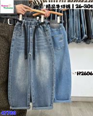 Quần jean xanh nhạt túi chữ R