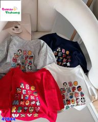 Áo thun đỏ chữ cái màu sắc