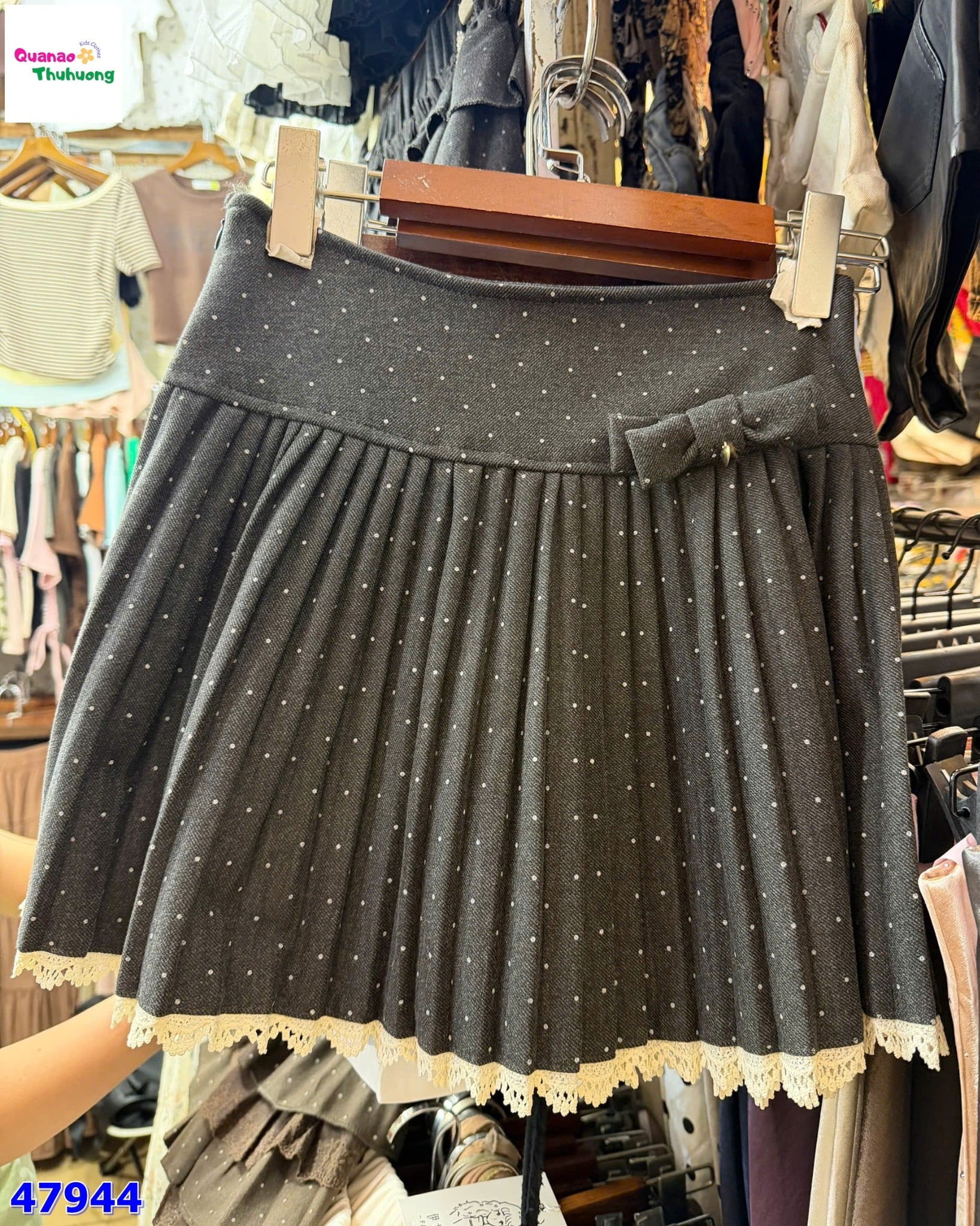 Chân váy xếp ly xám chấm bi